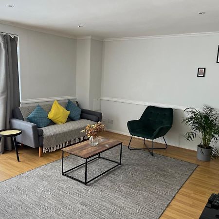Lovely 2 Bedroom Apartment With Parking Space 런던 외부 사진
