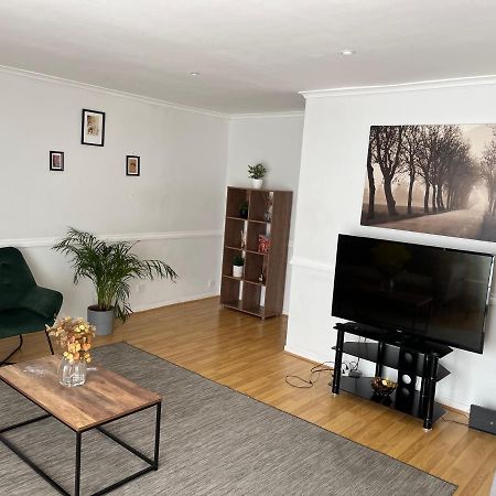 Lovely 2 Bedroom Apartment With Parking Space 런던 외부 사진