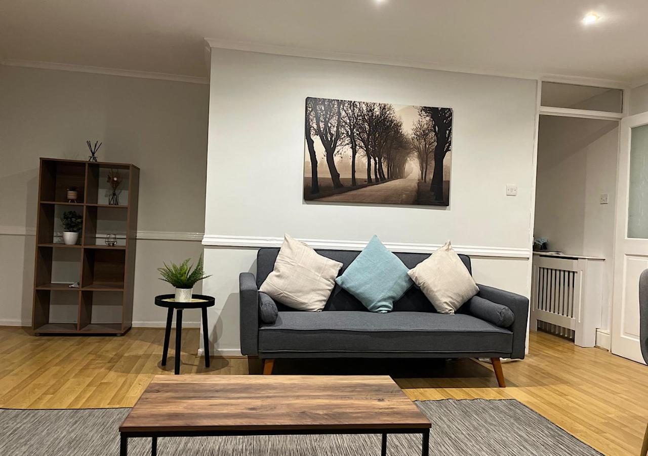 Lovely 2 Bedroom Apartment With Parking Space 런던 외부 사진