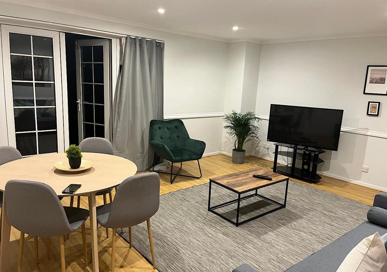 Lovely 2 Bedroom Apartment With Parking Space 런던 외부 사진