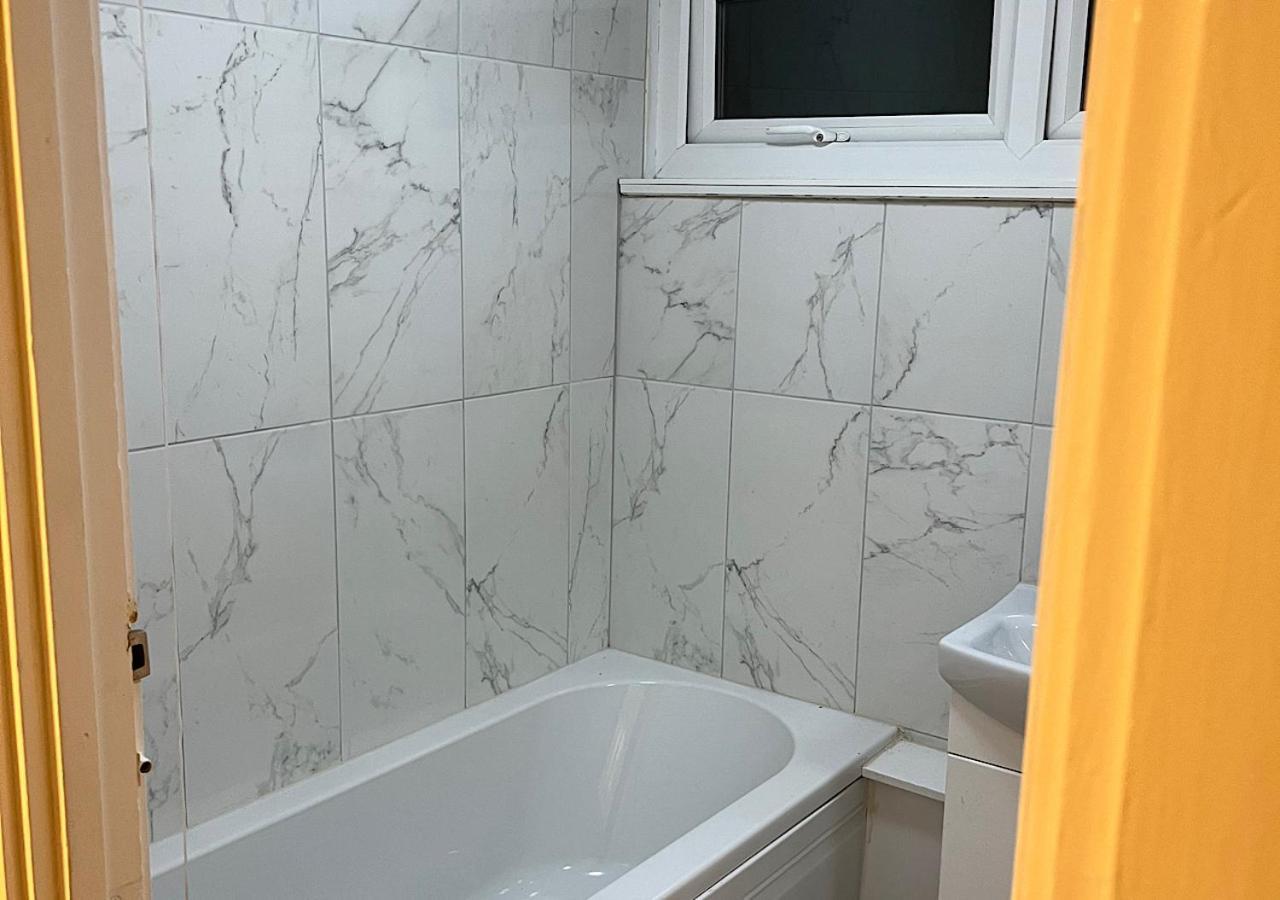 Lovely 2 Bedroom Apartment With Parking Space 런던 외부 사진