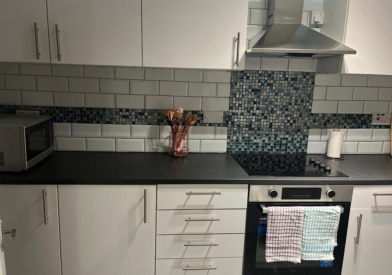 Lovely 2 Bedroom Apartment With Parking Space 런던 외부 사진