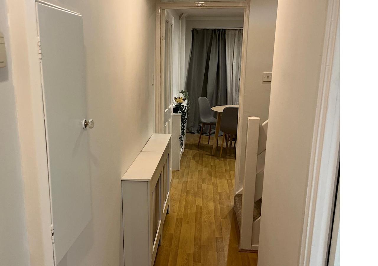 Lovely 2 Bedroom Apartment With Parking Space 런던 외부 사진