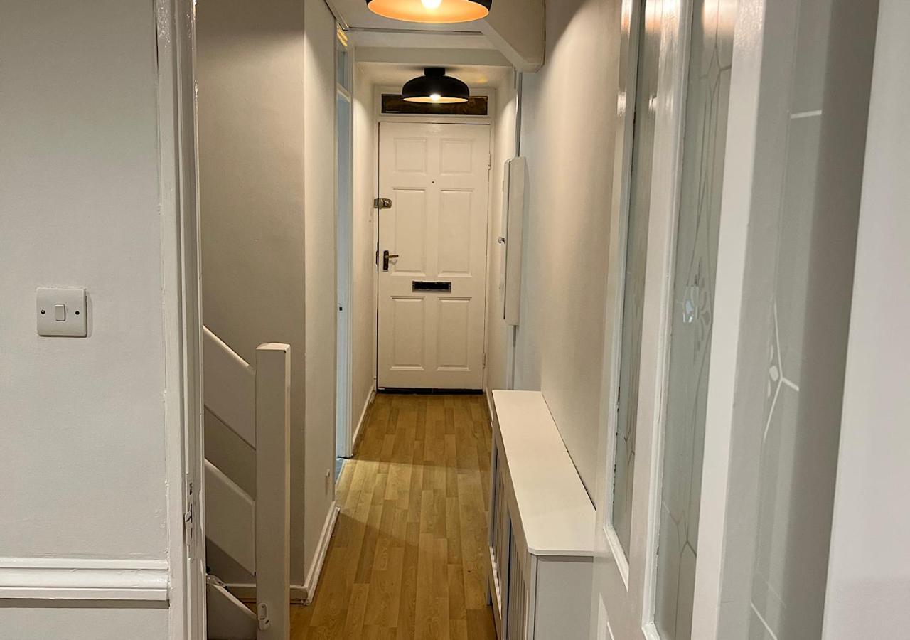 Lovely 2 Bedroom Apartment With Parking Space 런던 외부 사진