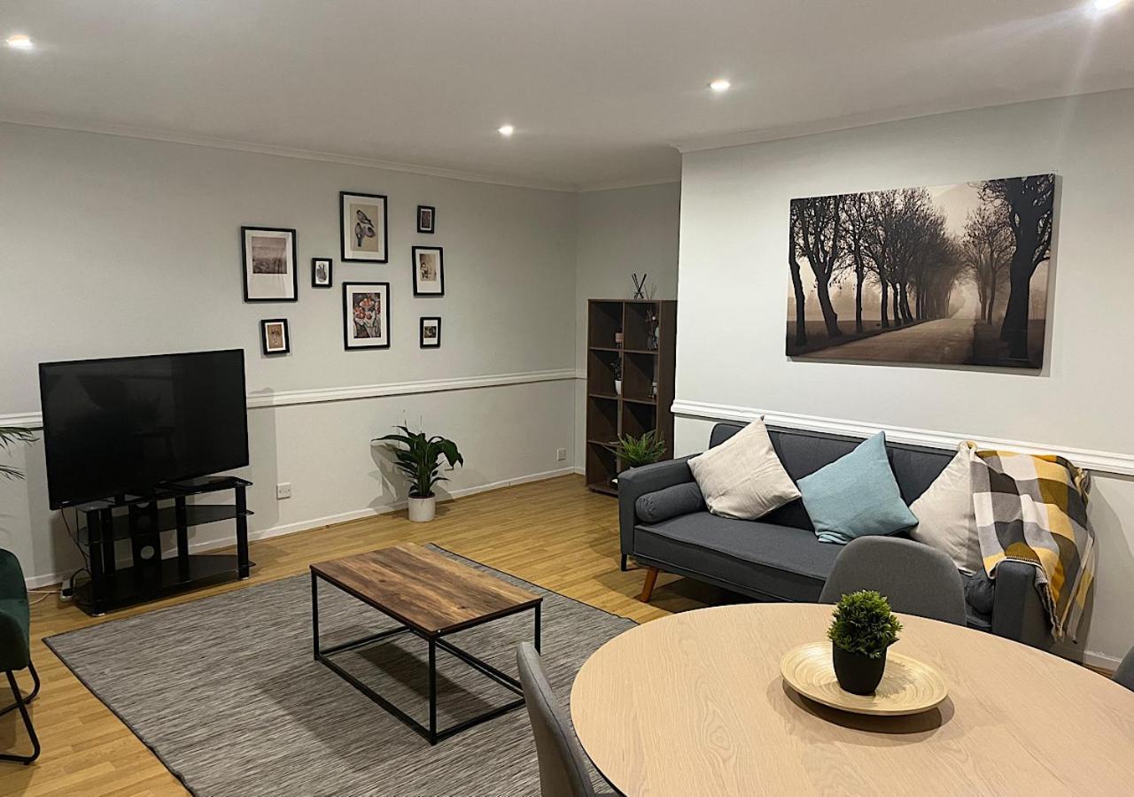 Lovely 2 Bedroom Apartment With Parking Space 런던 외부 사진