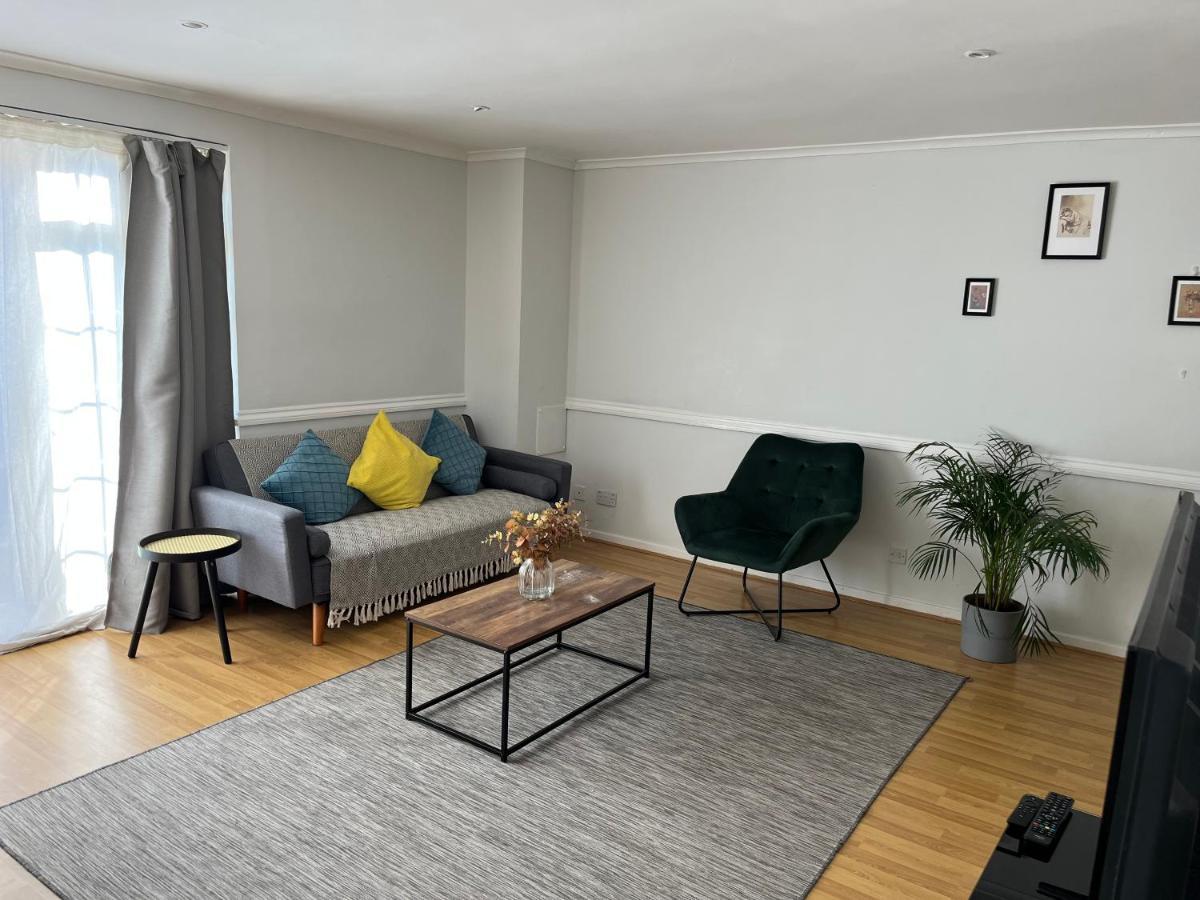 Lovely 2 Bedroom Apartment With Parking Space 런던 외부 사진