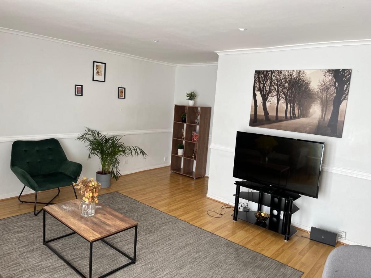 Lovely 2 Bedroom Apartment With Parking Space 런던 외부 사진